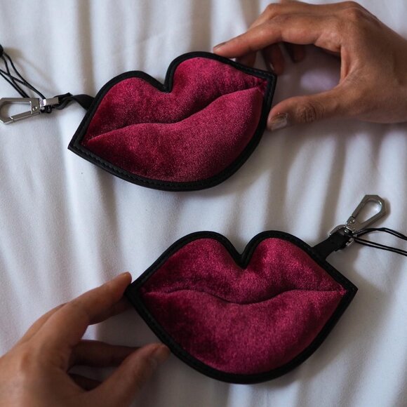 Kendall + Kylie Velvet Lip Keychain Bag Charm (NWT) - Picture 2 of 2